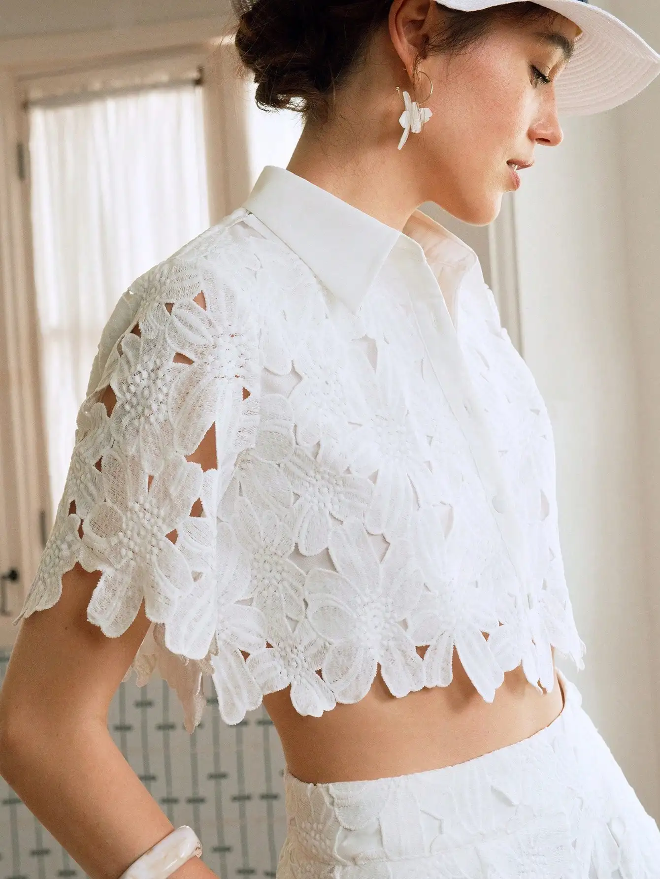 

Белый кружевной комплект из 2 предметов: укороченный топ и брюки с широкими штанинами, повседневный наряд для отпуска