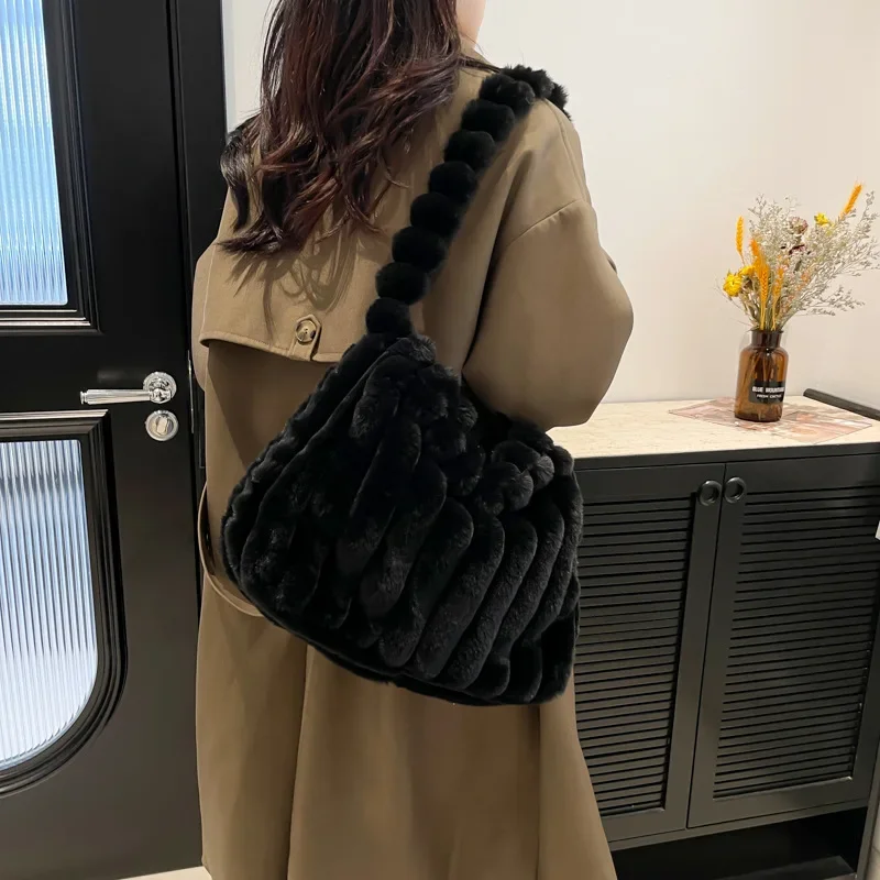 Bolso de mano plisado de gran capacidad para mujer, nueva tendencia de otoño e invierno, bolso de felpa a la moda, bolso de hombro para mujer 2024