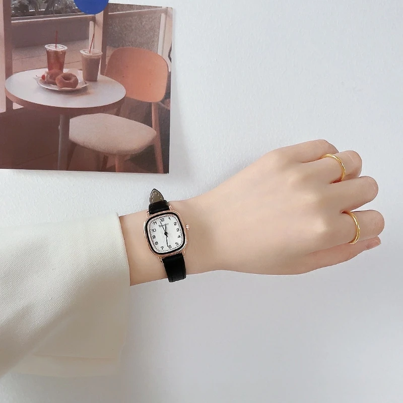 ساعة نسائية برقم مربع وحزام كوارتز صغير الحجم