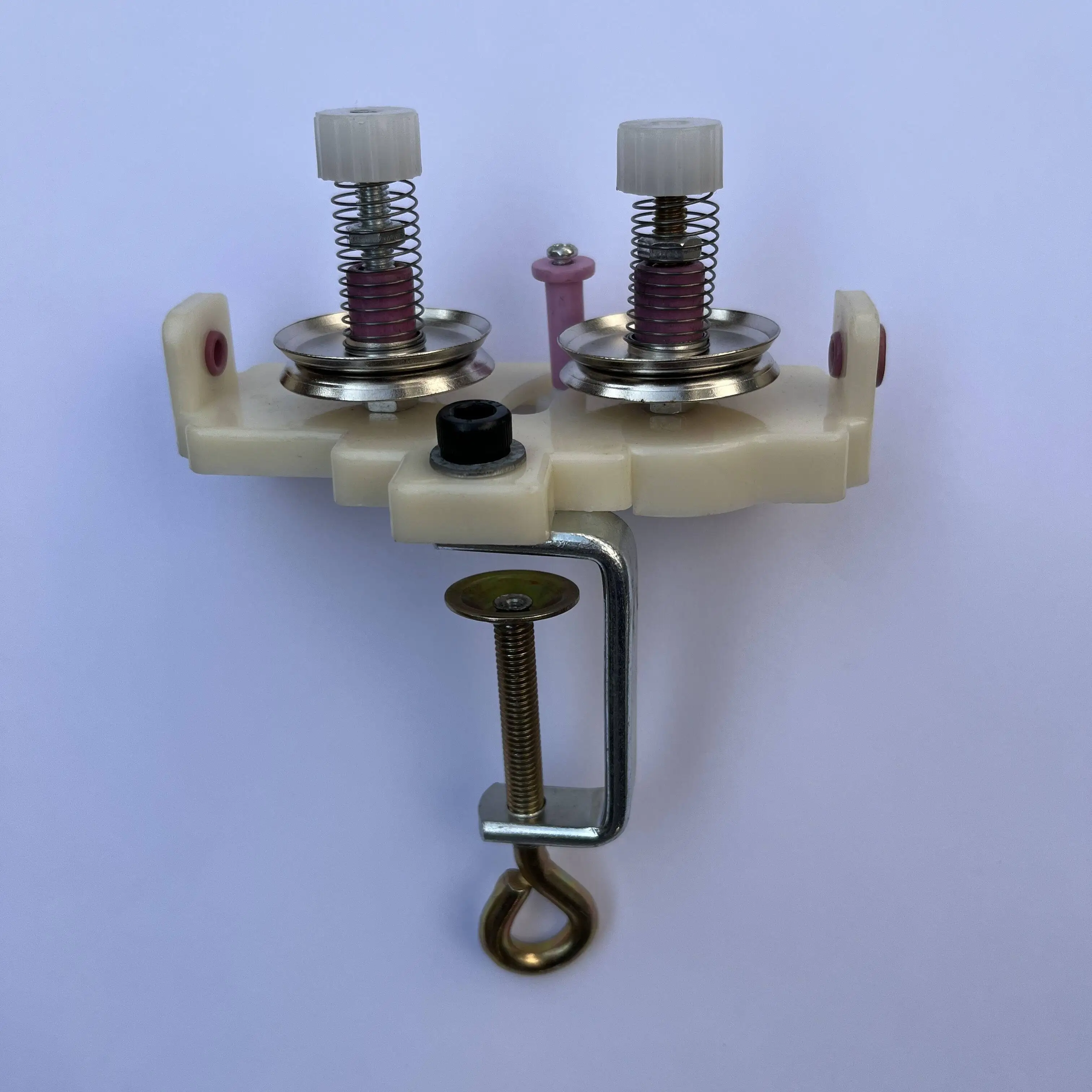 Split Type Wax Yarn Guide With Winding Device Used Instead Of Hand Pinching The Thread