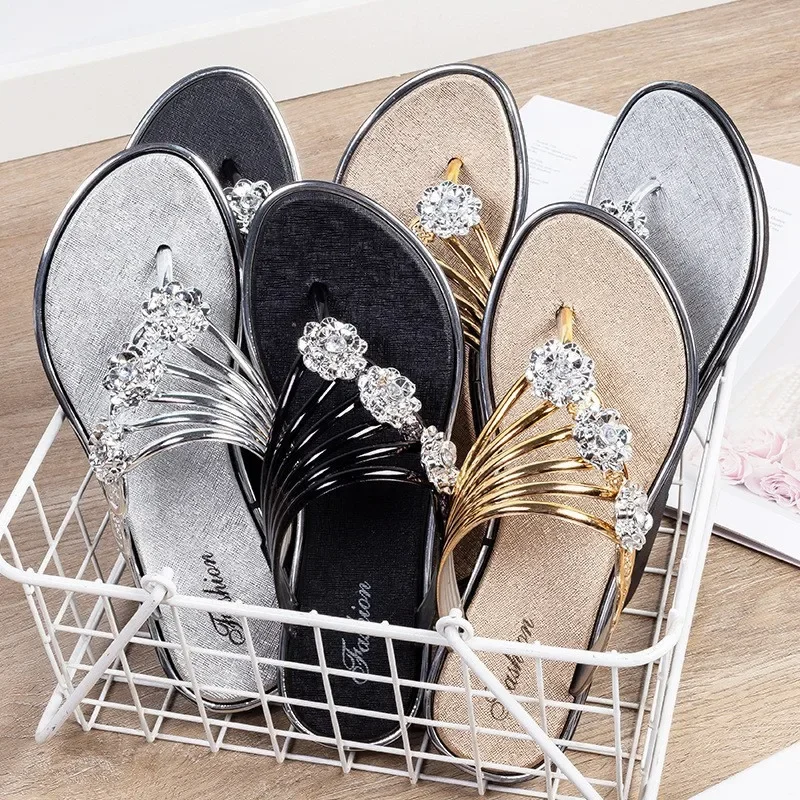 2025 Hot Seller Women's Slippers Summer Sandals New Flat Silver Women's Shoes Light Slippers Women's Outerwear Casual Flip Flops