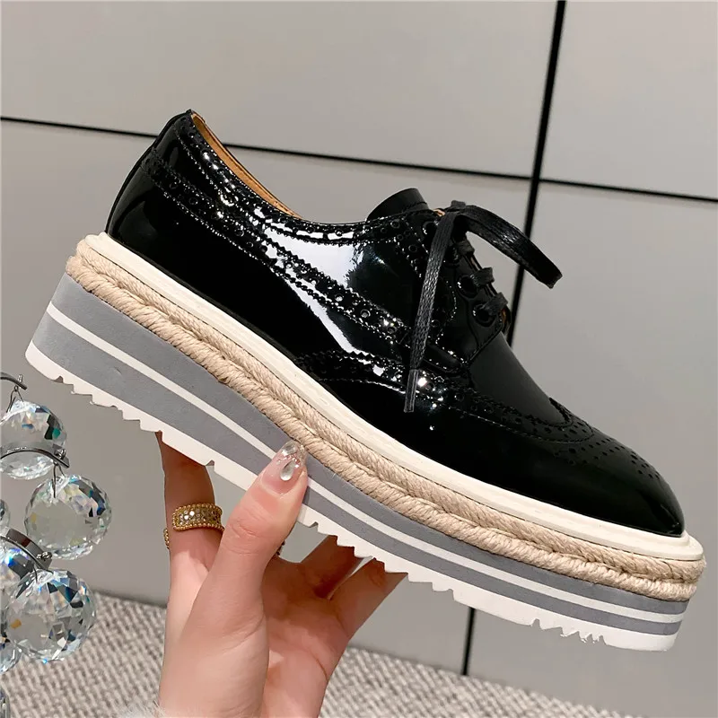 Scarpe piccole in pelle da donna intagliate Casual alla moda con punta tonda suola spessa colore metallico scarpe singole di qualità minimalista