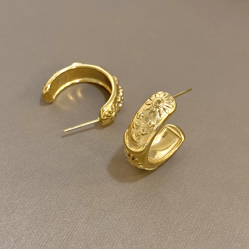 Anting-anting berbentuk C dari baja tahan karat minimalis untuk wanita anting-anting kancing bulan matahari bintang berukir retro hadiah perhiasan tahan air