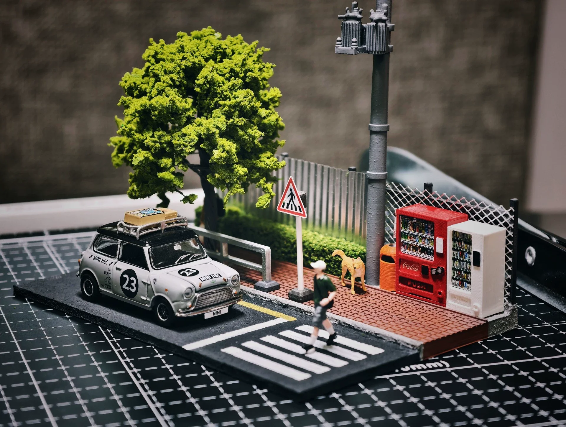 1/64 Small-Scale City Street Car Model Diorama, 15×10 cm, 3D Printed & Hand-Painted, with Display Case