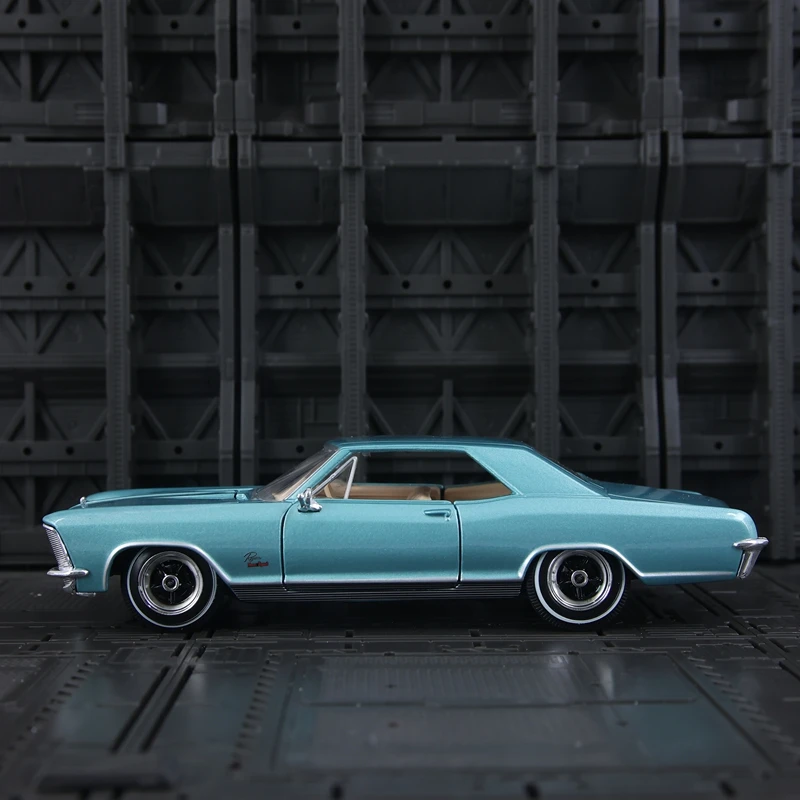 

Maisto 1:26 Simulated Buick Riviera Gran Sport alloy car model doors and hood can be opened suitable for collection