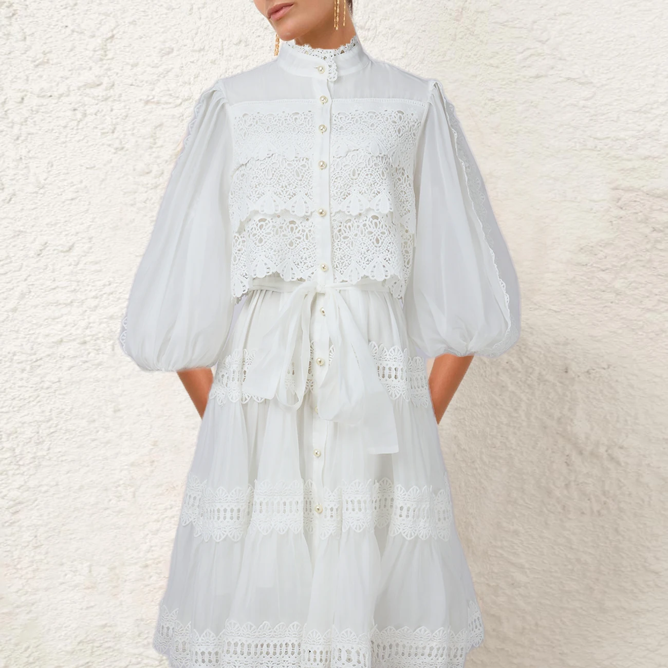 Vestido Midi Estilo Solto com Camadas e Renda em Cor Pura Artística Retro Europeia com Mangas Sino e Gola Alta