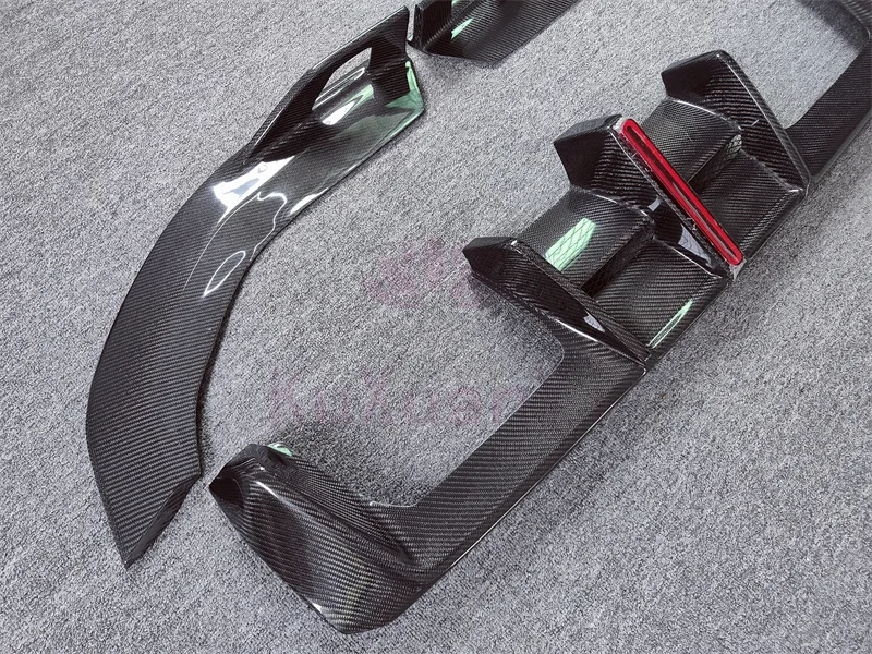 ألياف الكربون عالية الجودة على شكل حرف A مع الناشر الخلفي الخفيف لسيارات BMW M3 M4 G82 G83 طقم الجسم المصد الأمامي حافة التنانير الجانبية