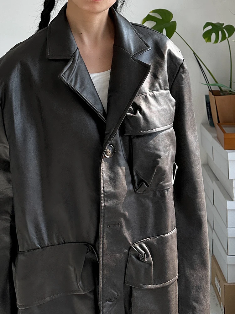 Manteau décontracté en cuir marron foncé avec épaulettes, coupe ample, sensation haut de gamme, tendance