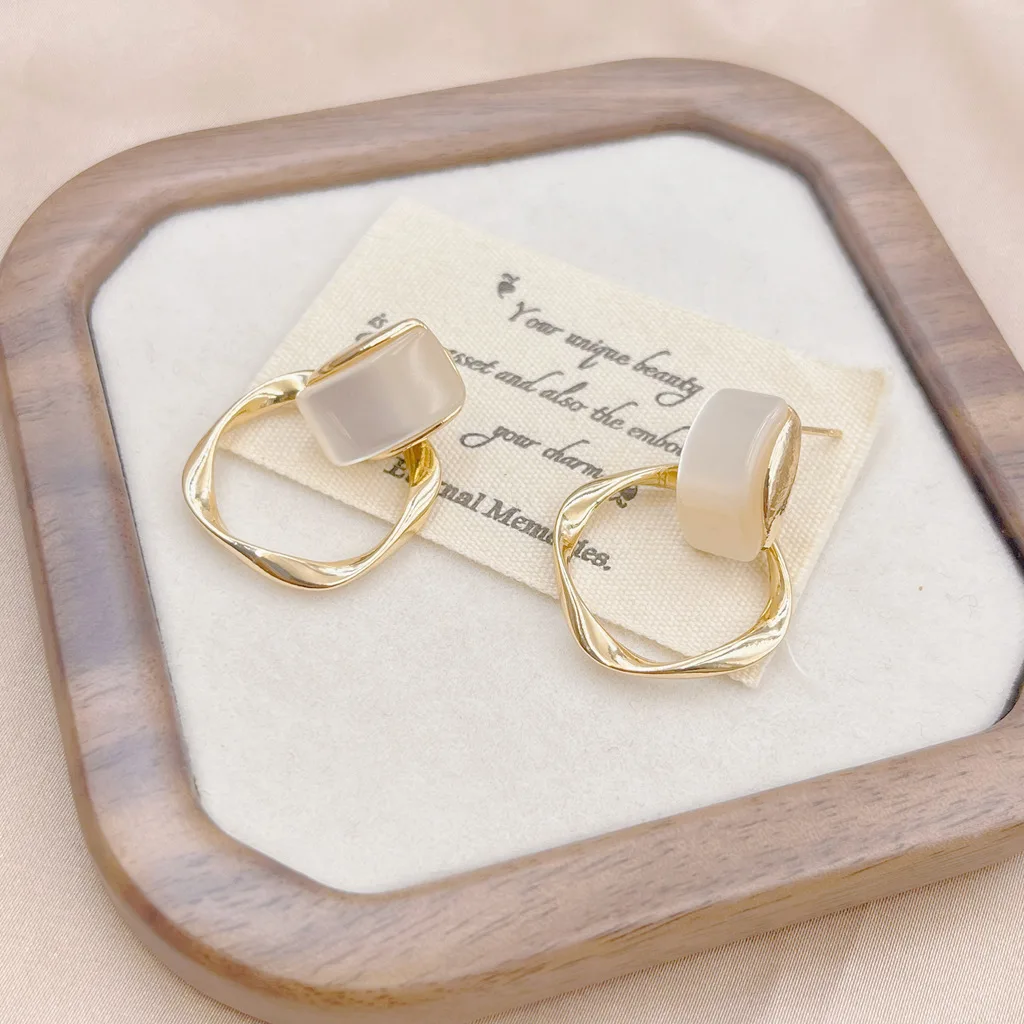 Vintage Twist Metal Hollow Square Dangle Earrings for Women White Enamel Oil Geometry Dangle Earrings Party Simple Jewelry