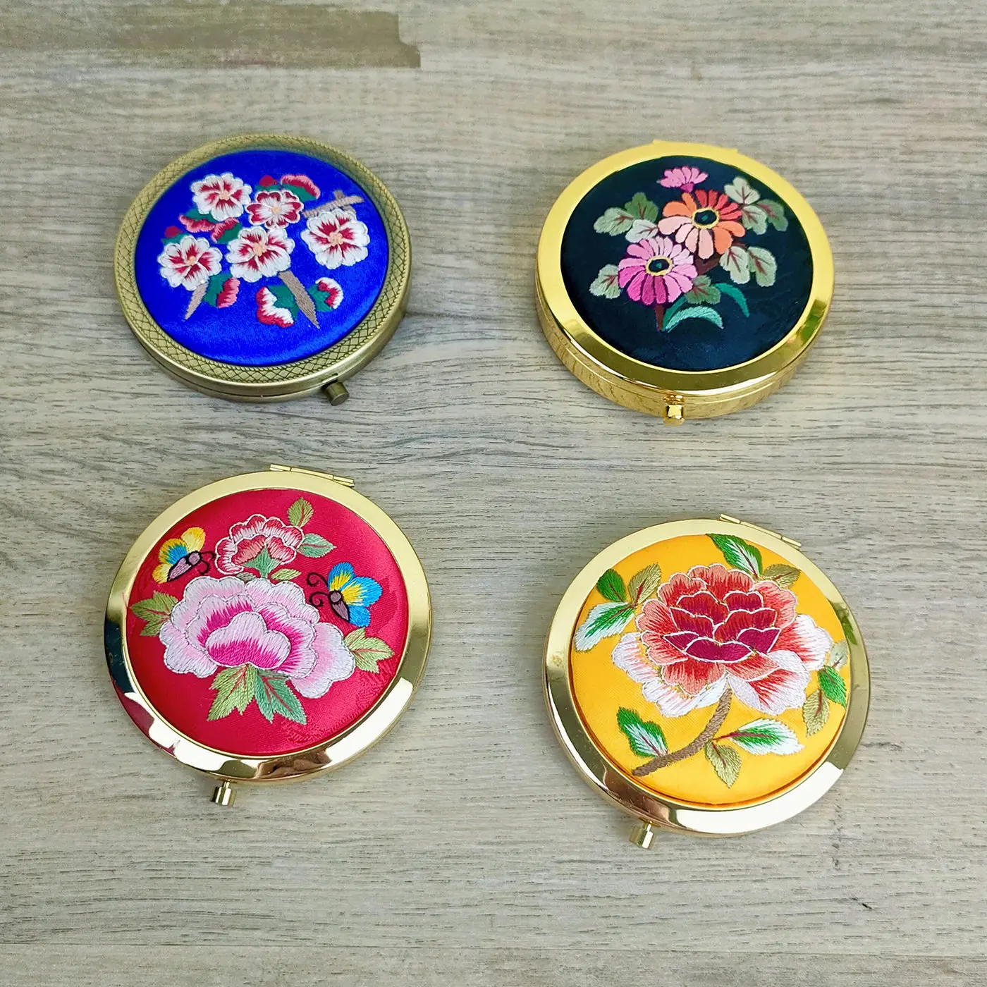 Hunan embroidery copper frame hand-embroidered Chinese retro exquisite small mirror folding portable makeup mirror