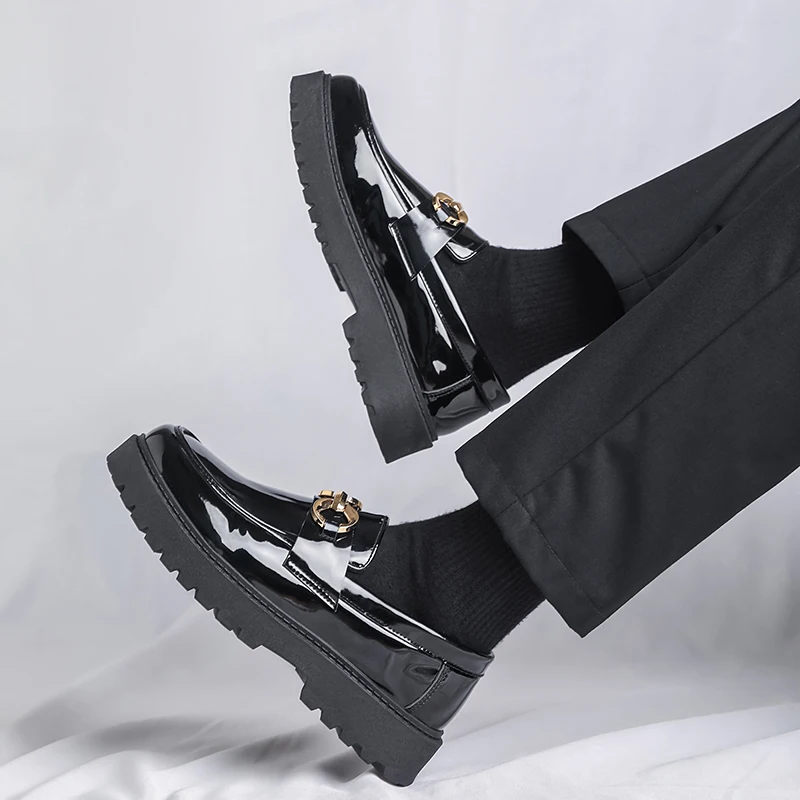 Herren-Freizeitsneakers, Herren-Slipper aus glänzendem Lackleder, Herren-Lederschuhe mit dicker Sohle und Metallschnalle, die die Körpergröße optisch erhöhen, Herren-Freizeitschuhe im britischen Stil für den täglichen Gebrauch. – Detail 13