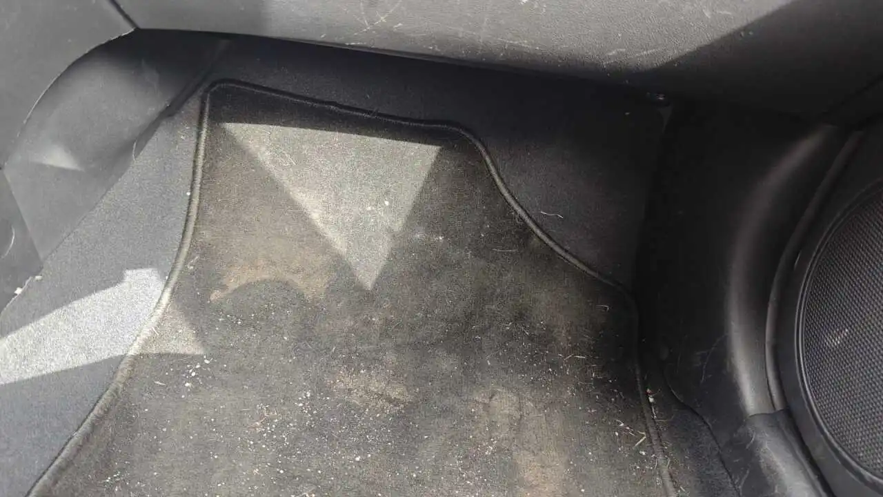 

6 AUTOMOBILE LEATHER RUG AUTO
