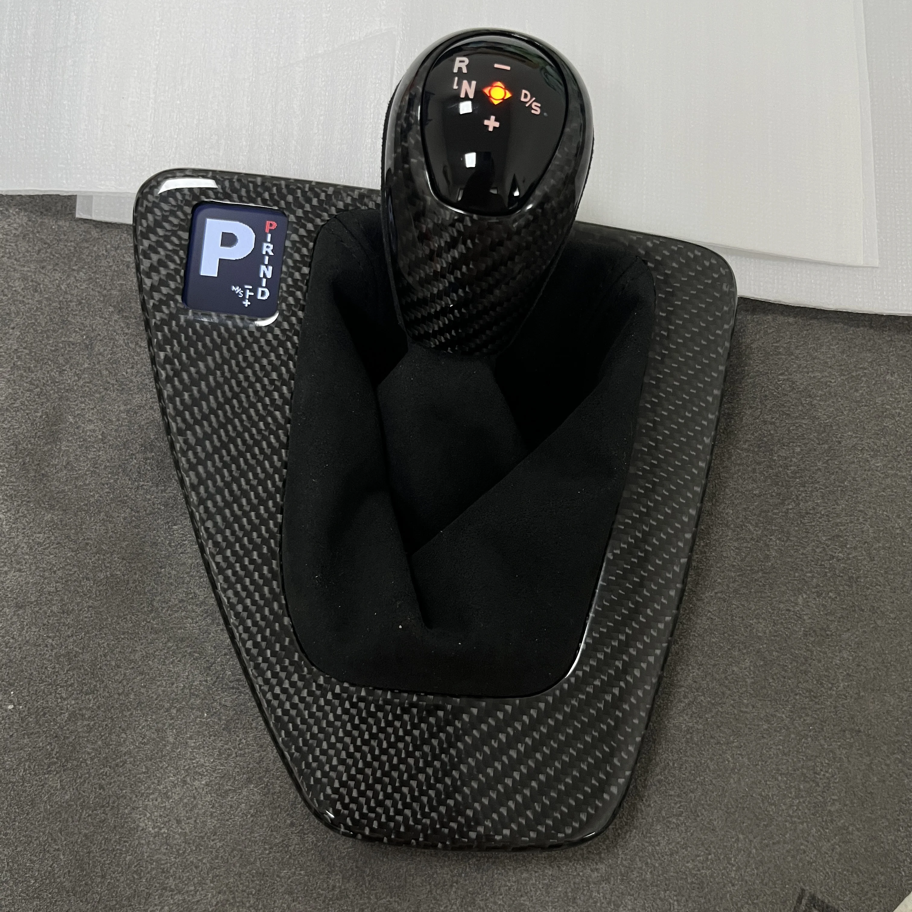 It is suitable for left-hand drive of BMW e90, e91, e92 and e93 models. Upgrade the carbon fiber m3 shift knob and LED gear posi