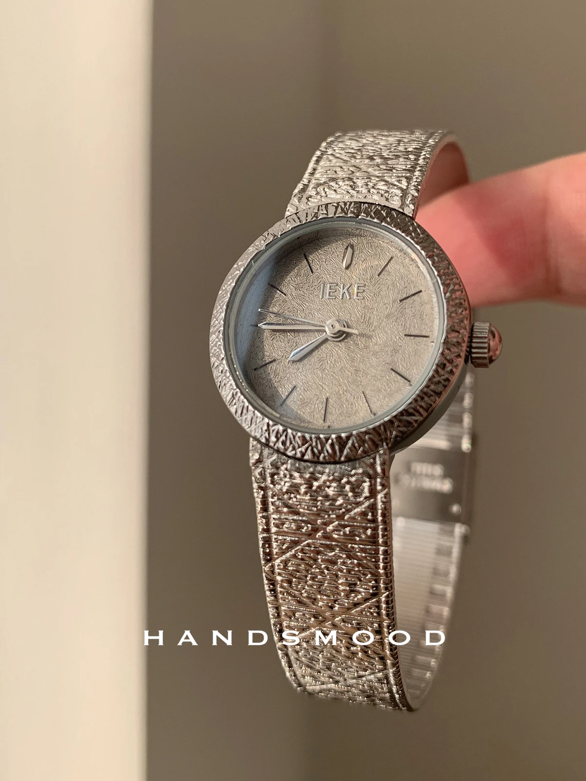 

Elegant ladies' watch Retro styledesignmatte texture silver gray fashionablehighend temperament ladies' watchFashion quartzwatch