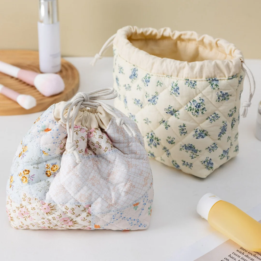 

Large capacity travel drawstring bag, portable quilted makeup bag, cute desktop organizer bag