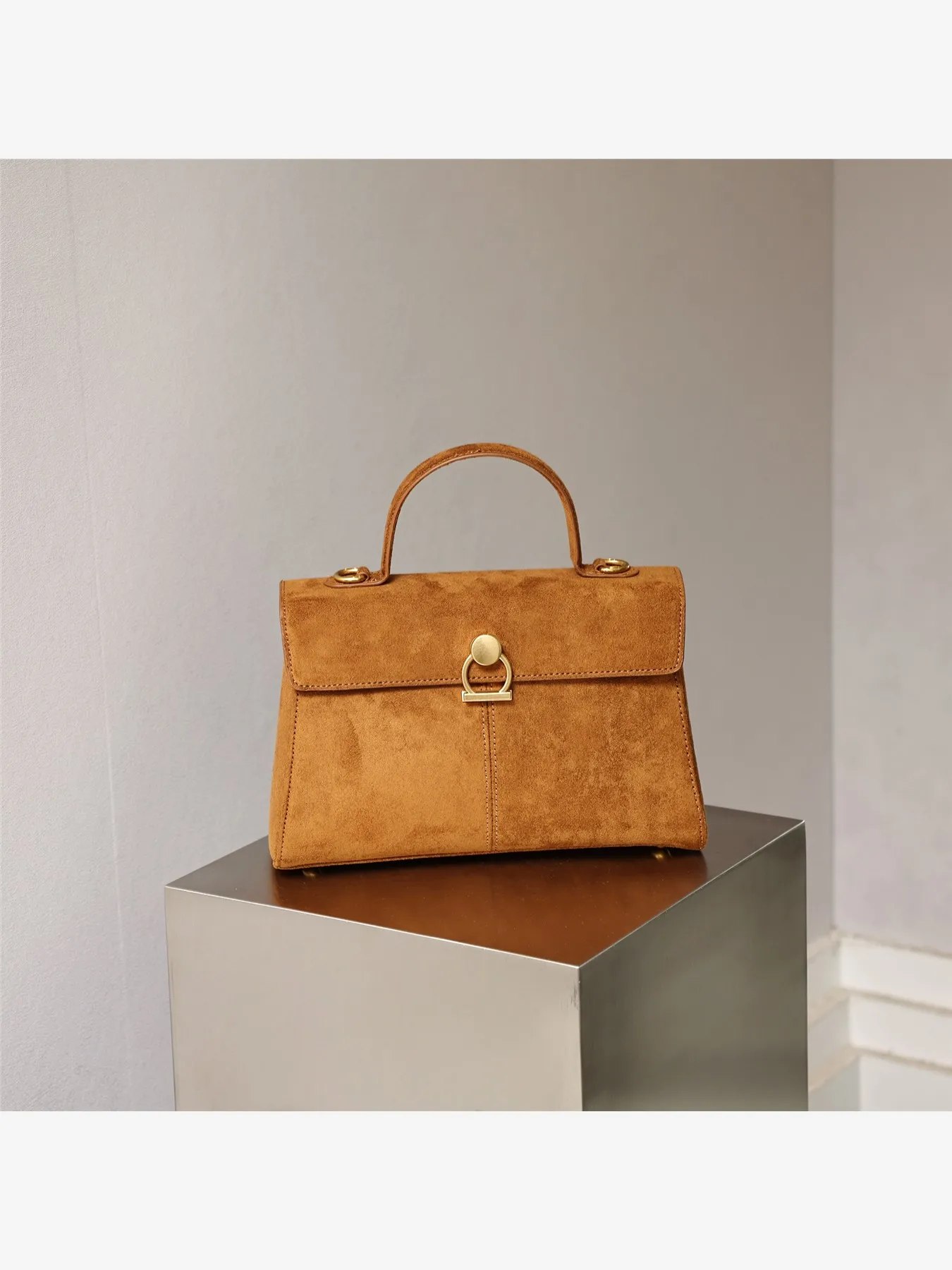 

Новая женская замшевая сумка через плечо 2025 года, осень-зима, люксовая, в стиле ретро, для повседневного использования, высококачественная, текстурная, простая и стильная