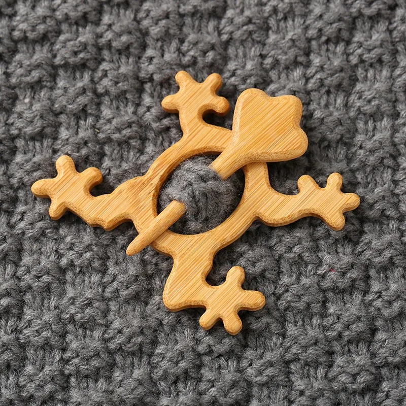 Handmade Christmas Wooden Brooch Cute Animal Pin for Autumn Winter Sweater Scarf Shawl Fixing Fastener Festive Decor Accessory