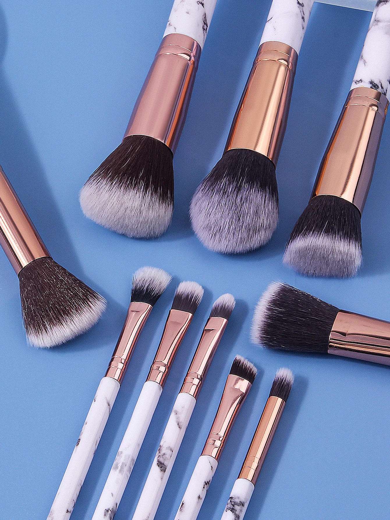 مجموعة فرش مكياج متعددة الوظائف ذات شعيرات ناعمة مكونة من 10 قطع + 2 قطعة منتفخة مسحوق إسفنجية على شكل بيضة مثلثة + 3 قطع ربطة شعر وحزام معصم