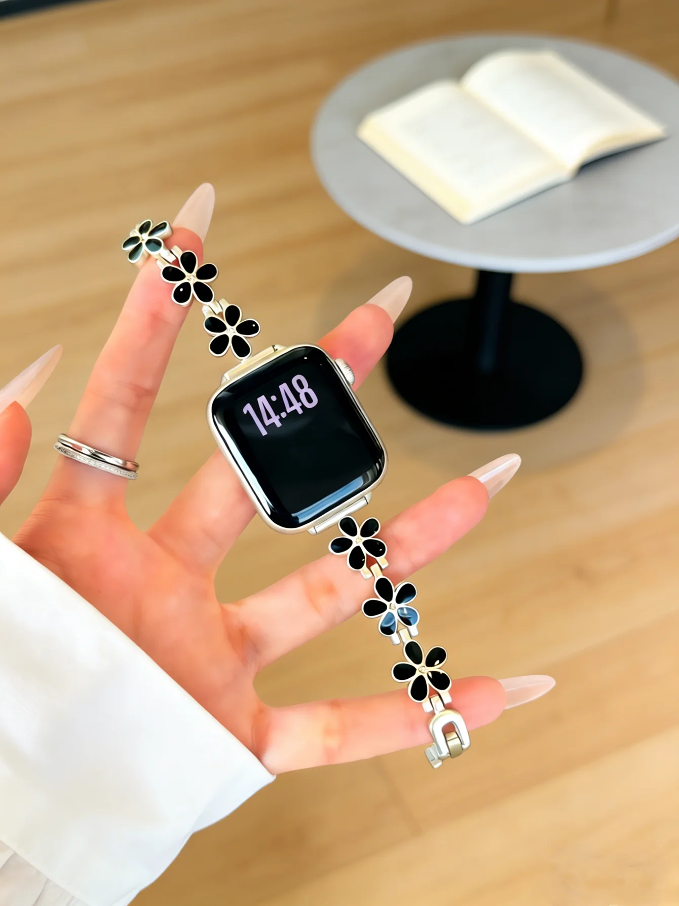 

Стильный цветной металлический браслет для Apple Watch Series 11/8/7/6/10/9 40мм 41мм 38мм 42мм 44мм 45мм 46мм.