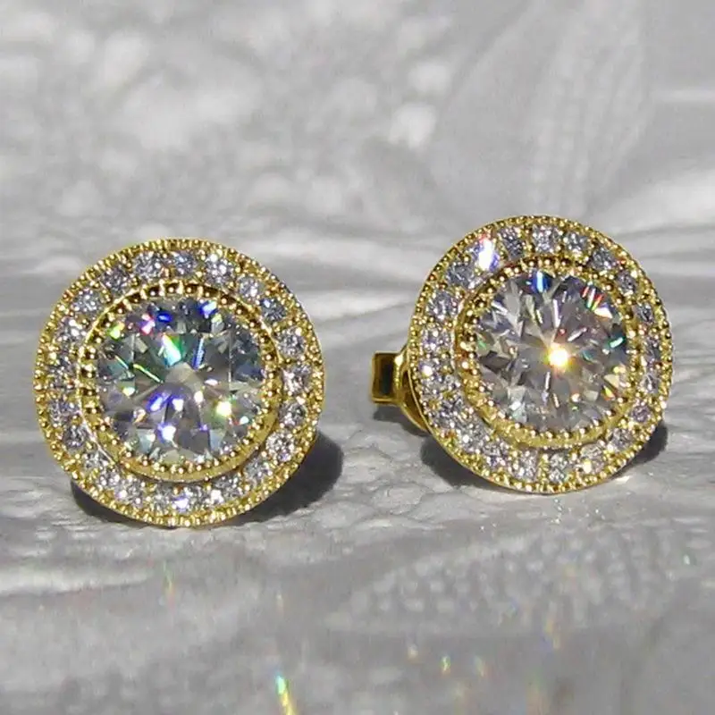 Zarte, glänzende, runde Ohrstecker mit kleinen Zirkonia-Steinen, schlichter Modeschmuck für Damen, ideal als Geschenk zum Valentinstag oder für ein Date. – Detail 9