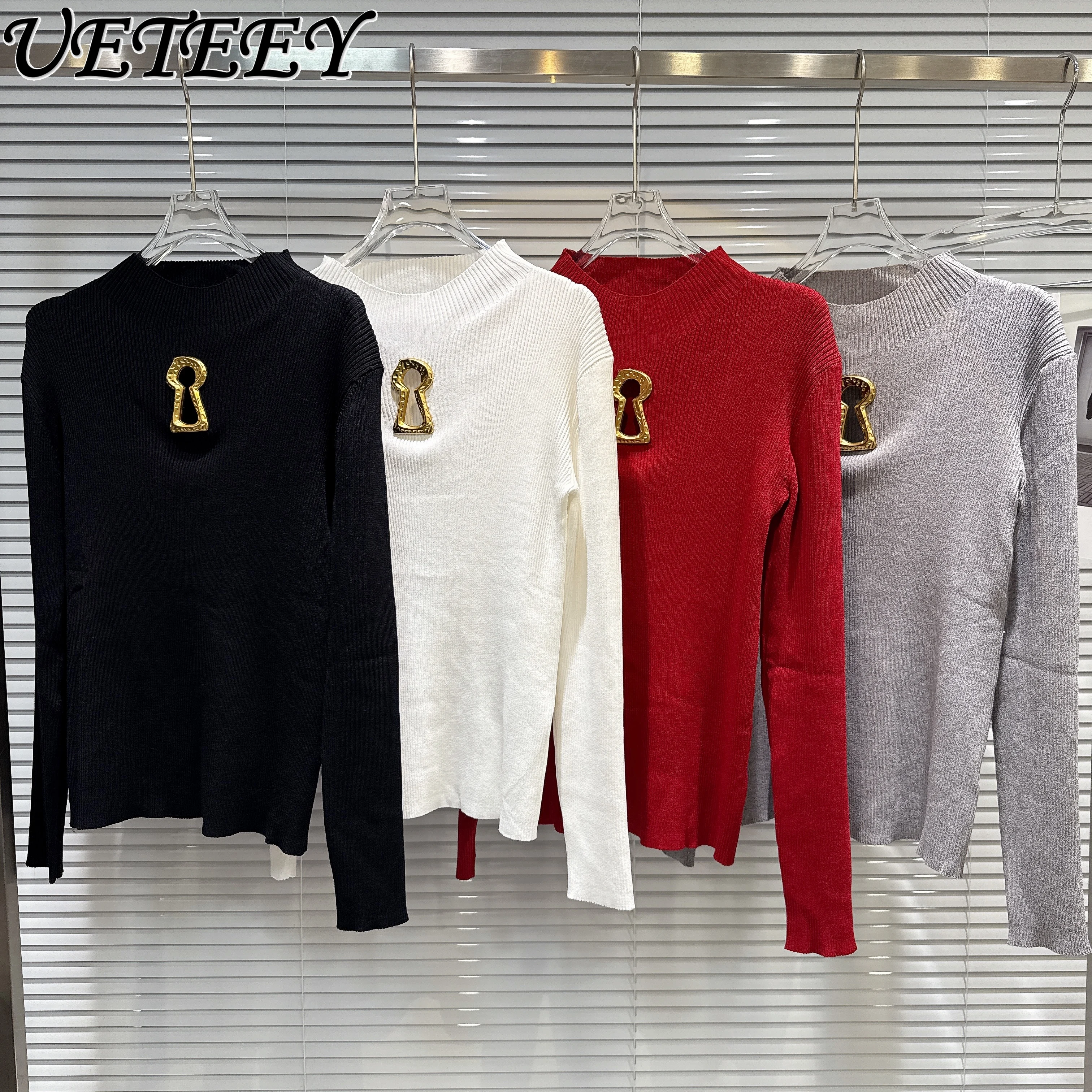 

Осень 2025 г., новый вязаный свитер с полыми металлическими пряжками в европейском стиле для девочек, эластичная приталенная базовая рубашка, черный пуловер с длинными рукавами, свитер