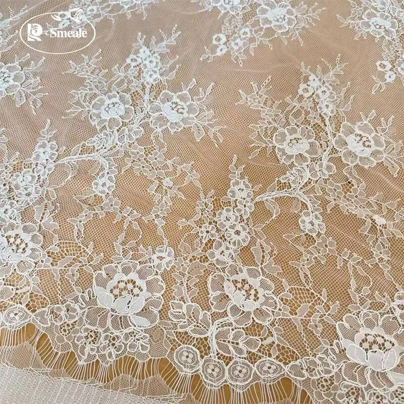 Handgefertigter Spitzenstoff mit französischer Blumenstickerei. Verwendet für Brautkleider und Nähzubehör. – Detail 5