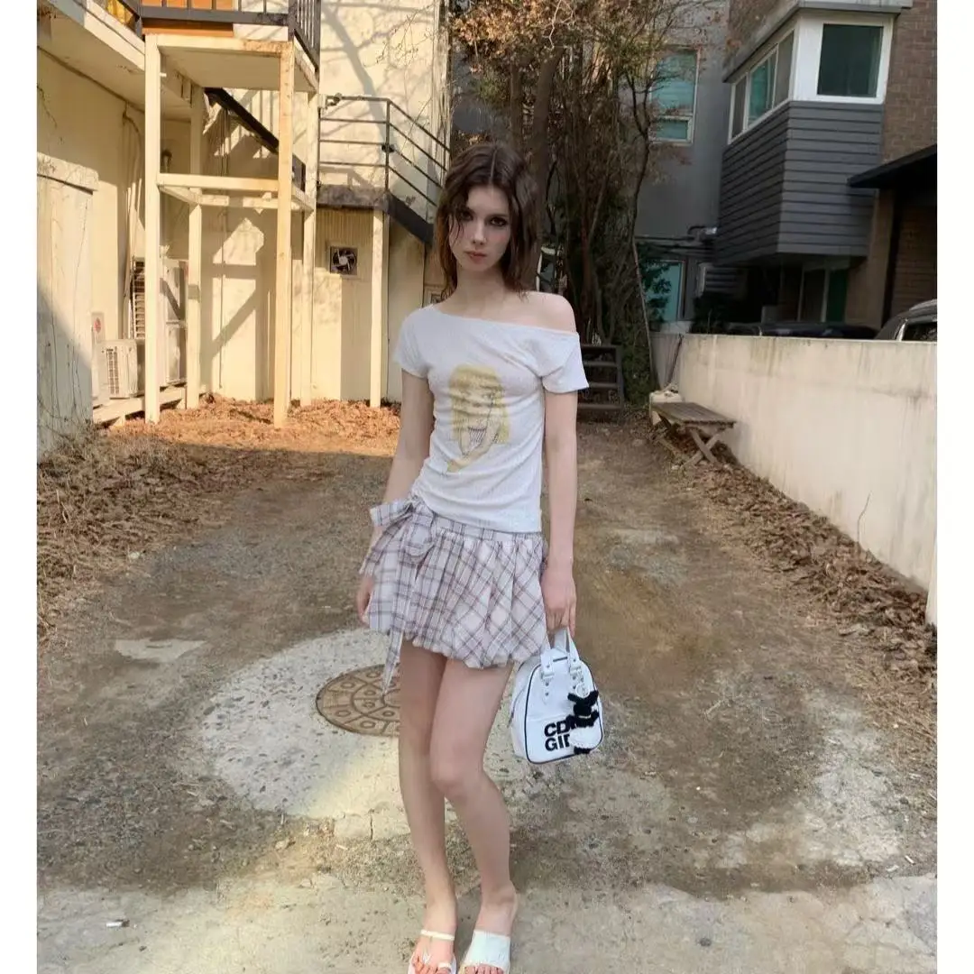 เสื้อยืดสไตล์ Y2K แบบเปิดไหล่ลายอนิเมะสไตล์ยุค 2000 ลายจุดสไตล์วินเทจฮาราจูกุ เสื้อสไตล์อเมริกันย้อนยุค