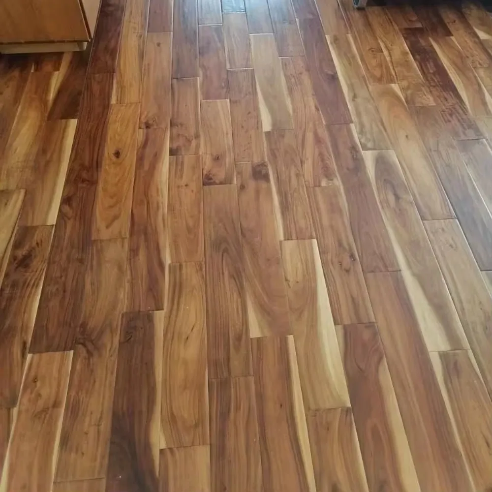 Maßgeschneiderte Version: 8-mm-Bodenbelag aus warmer, gebürsteter Eiche aus mehrschichtigem Holz