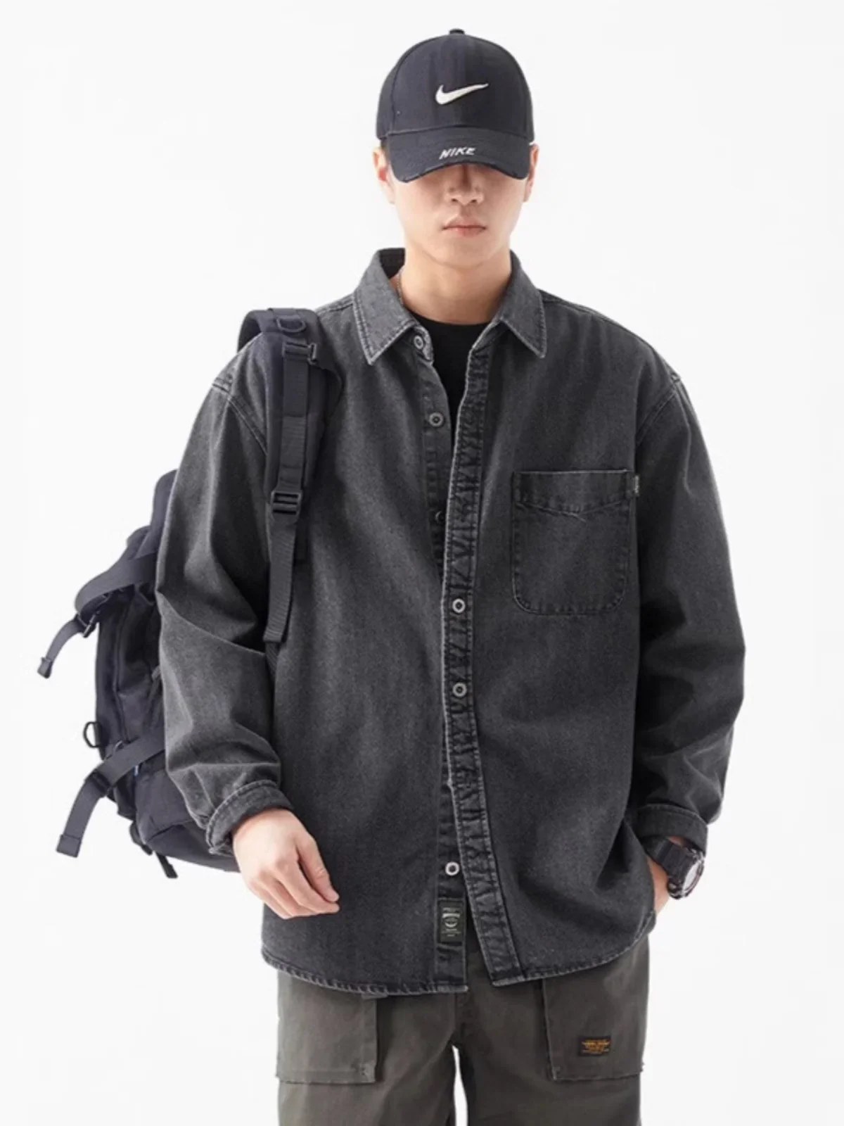 سترة سوداء من قماش الدنيم للرجال، لخريف وشتاء 2025 سترة جديدة كبيرة الحجم للرجال من قماش الدنيم