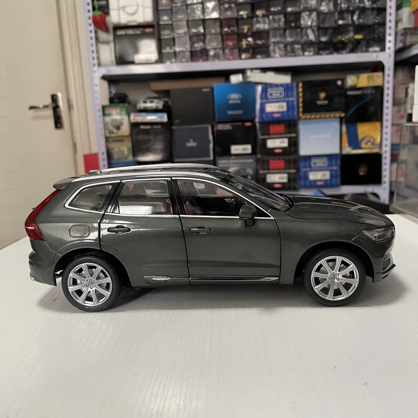 مقياس 1:18 مصنوع من خليط معدني 2018 VOLVO XC60 على الطرق الوعرة ألعاب سيارات نموذج كلاسيكي للحنين هدايا تذكارية للكبار عرض ثابت