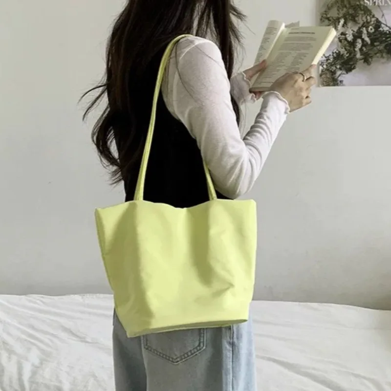 

Women New Korean Style Nylon Tote Shoulder Bag Large Capacity Lightweight Bucket Bag Fashionable and Versatile Commuter Bag