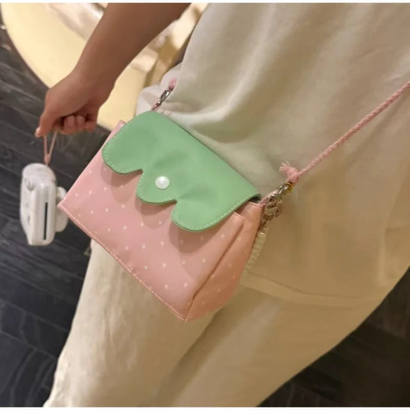 Erdbeerfarbene gepunktete Umhängetasche, leichte, vielseitige Umhängetasche für Pendlerinnen, niedliche Flip-Messenger-Tasche, Mädchen-Geldbörse – Detail 19