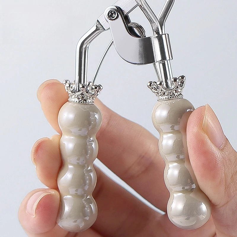 1 High-End Craft Crown Ceramic Handle Eyelash Curler, Smooth and Translucent Pearl Ceramic Handle Design, Portable Eyelash Curle