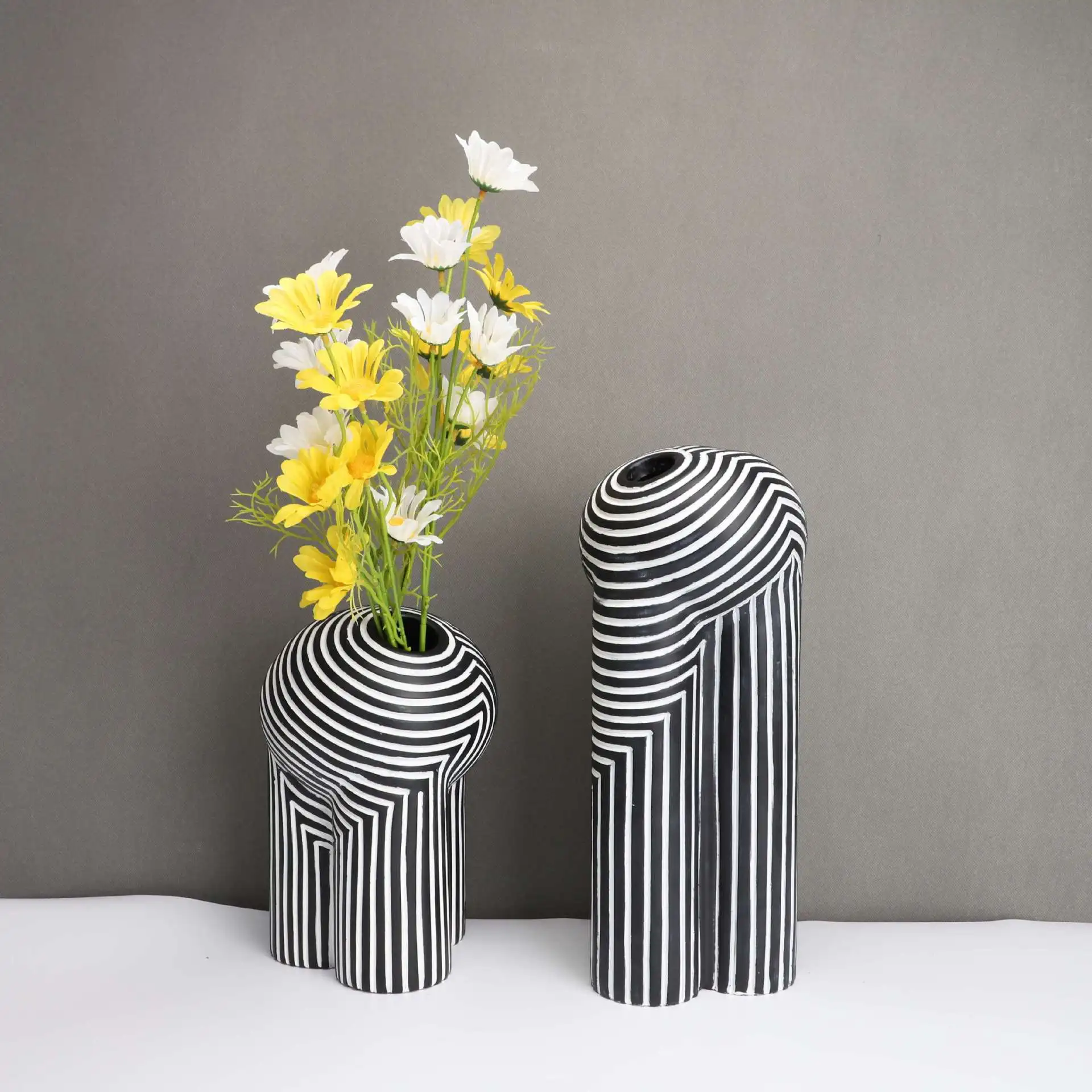 Creative Resin Vase Black and White Striped Flowerware Abstract Geometry Crafts Home Furnishing