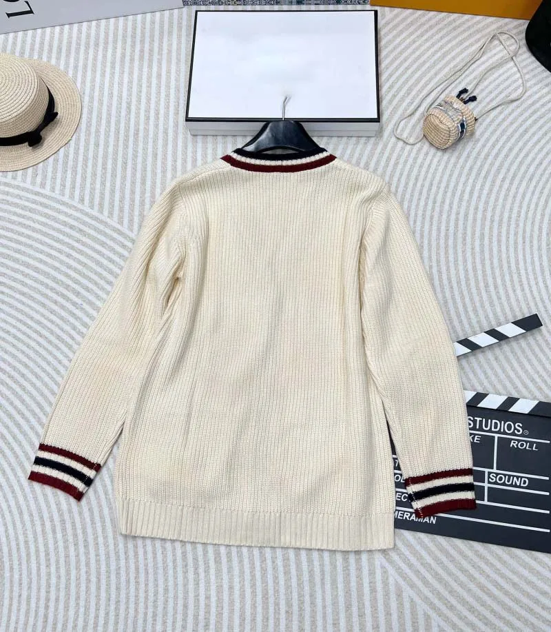 College style women\'s knitted sweater, fashionable, loose, casual, lazy, and casual. Cashmere sweater, medium to long