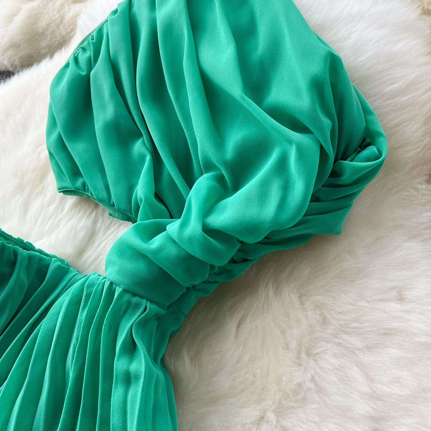 裸の肩とジッパー付きのセクシーな非対称プリーツドレス,ノースリーブ,グリーンのmediドレス,カットアウト,qd612