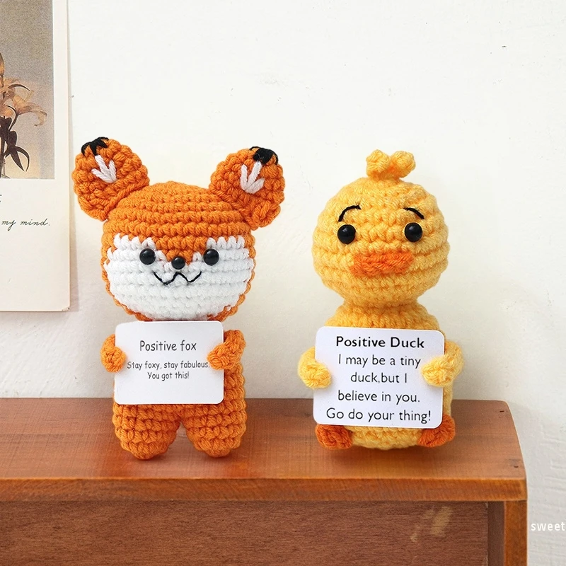 مضحك الكروشيه الحيوان مع بطاقة إيجابية زخرفة اليدوية محبوك البط الثعلب الأغنام السلاحف مكتب تمثال الإبداعية الكروشيه هدية