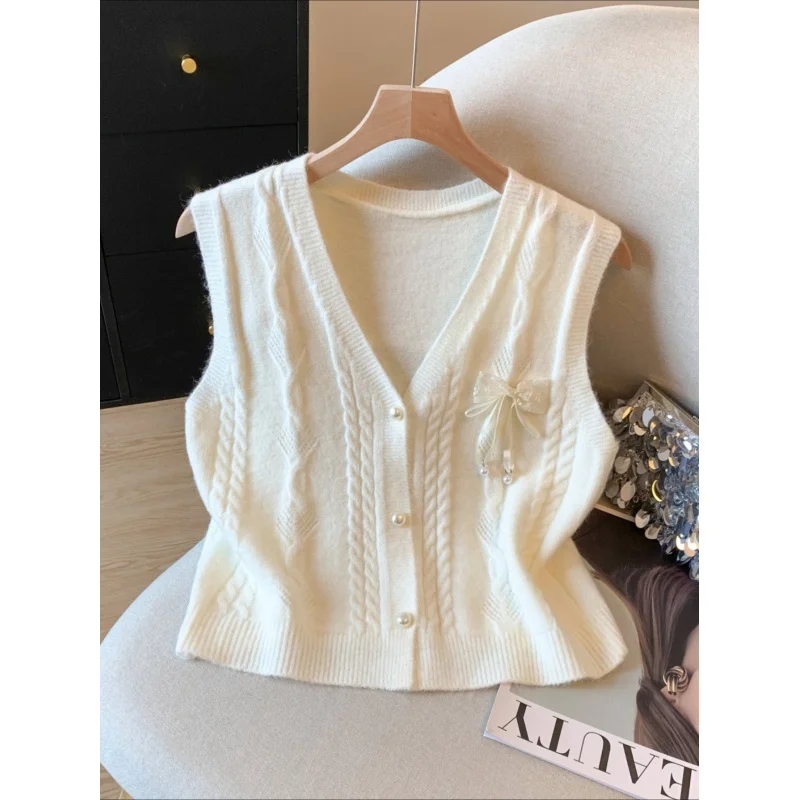 

Wear as an Outer Layer or Inner Layer, Layered as a Base Layer a, Form-fitting, Cropped Look. Classic Elegant Style