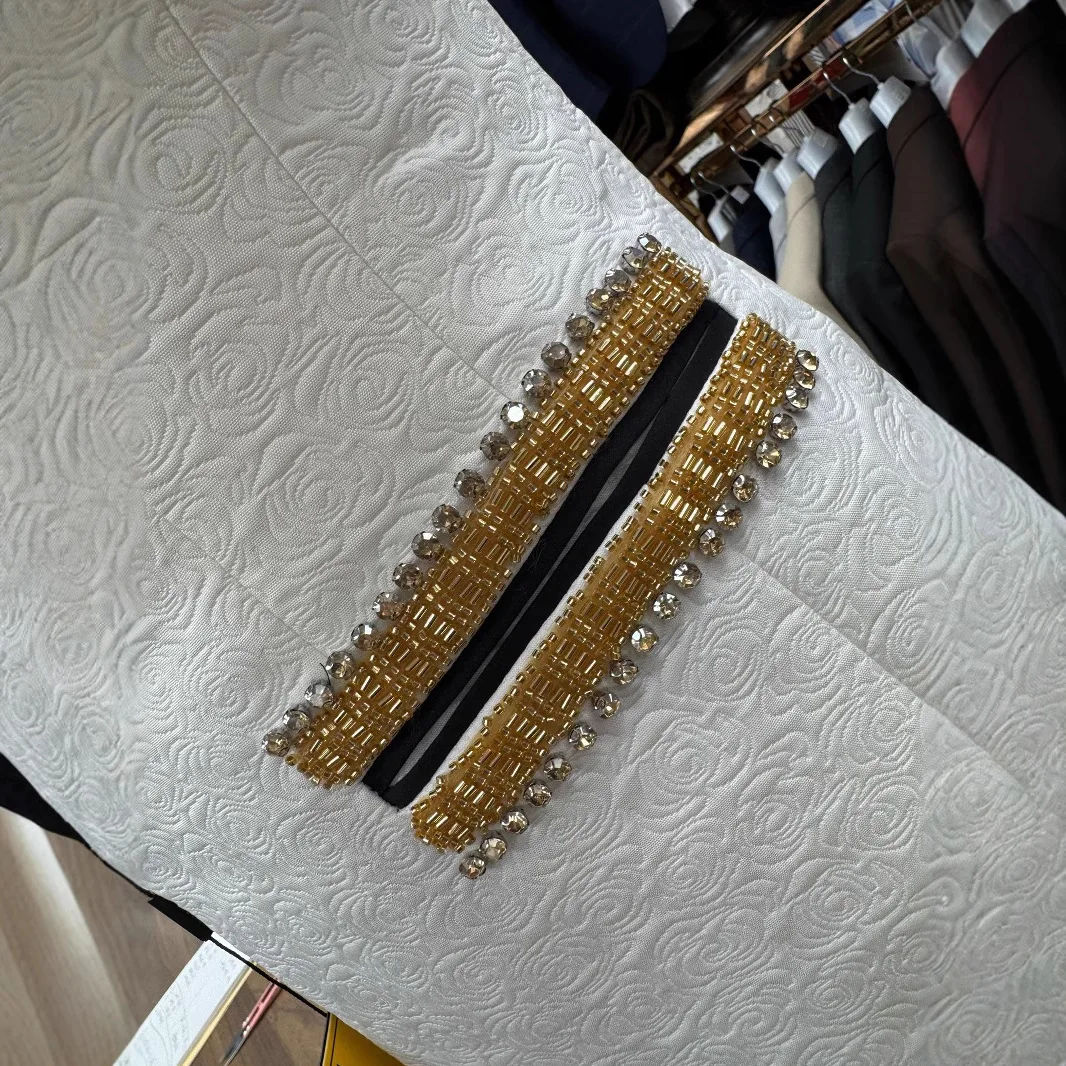 Ternos de casamento sob medida para homens, 2 peças, calças blazer para noivo, xale, lapela, um botão, apliques, moderno, personalizado, escritório de negócios