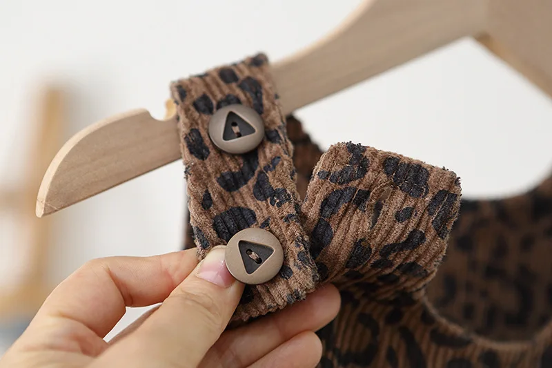 2026 Herbst 1-4 Jahre Kinderkleidung Cord-Mädchen-Overall Leopardenmuster Jungen-Jumpsuits Kinder-Playsuit – Detail 7
