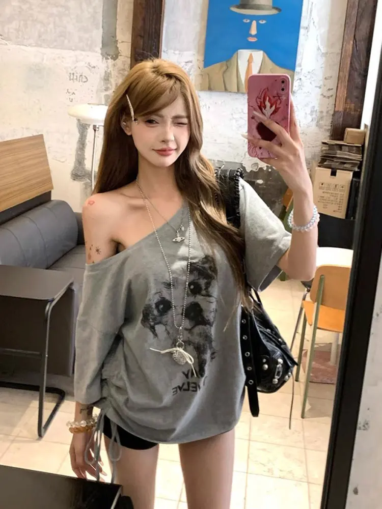 

Женская летняя футболка больших размеров с асимметричным вырезом на плече, свободного кроя, с буквенным принтом, для стройности, с открытыми плечами