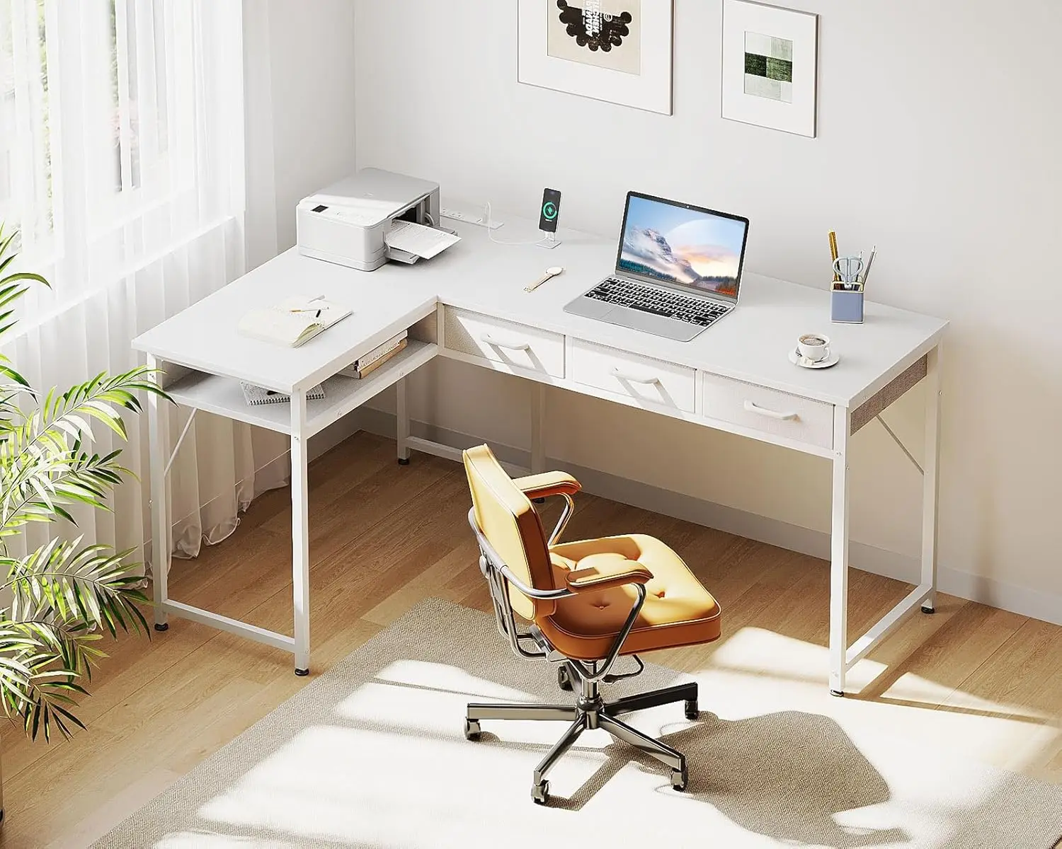 Mesa com 3 gavetas e tomadas elétricas, mesa branca de 47" com prateleira de armazenamento, mesa de canto com espaço espaçoso sob a mesa, escritório doméstico