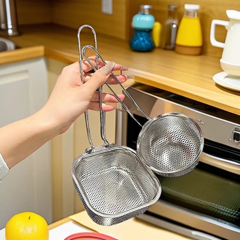 Stainless steel scoop, fried noodles, drained oil, thickened filter screen, folding handle, square mesh.
