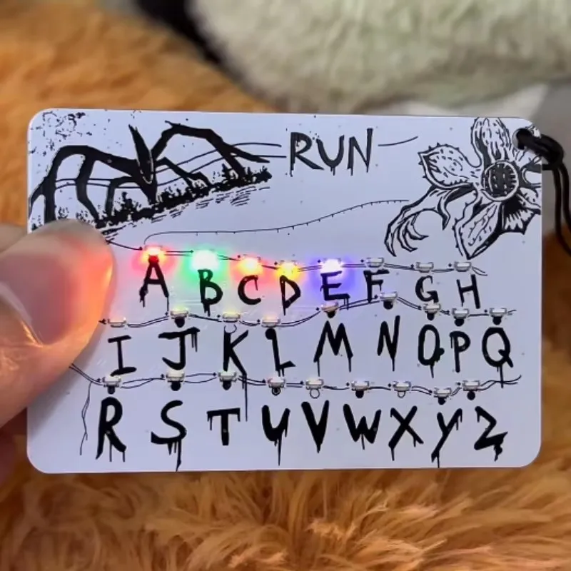 Ciondolo luminoso per carte di merci anime 26 lettere Borsa leggera Ciondolo per auto per regali di festival Accessorio per action figure di giocattoli e hobby