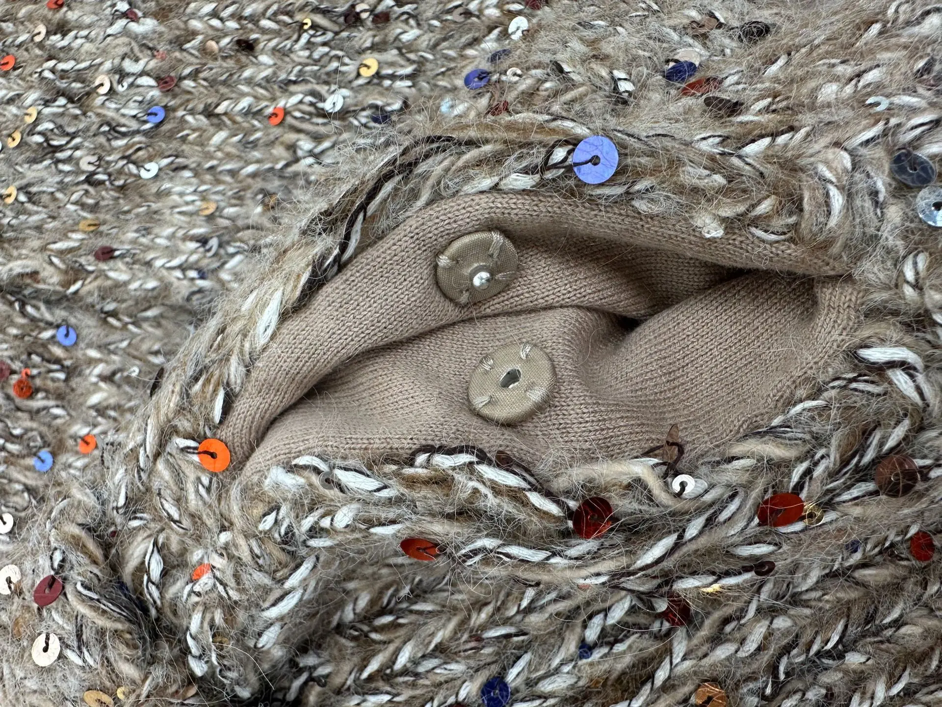 

Осень-зима 2024, новый высококачественный красочный мохеровый тяжелый кардиган с блестками и поясом, свободная верхняя куртка в ленивом стиле для женщин