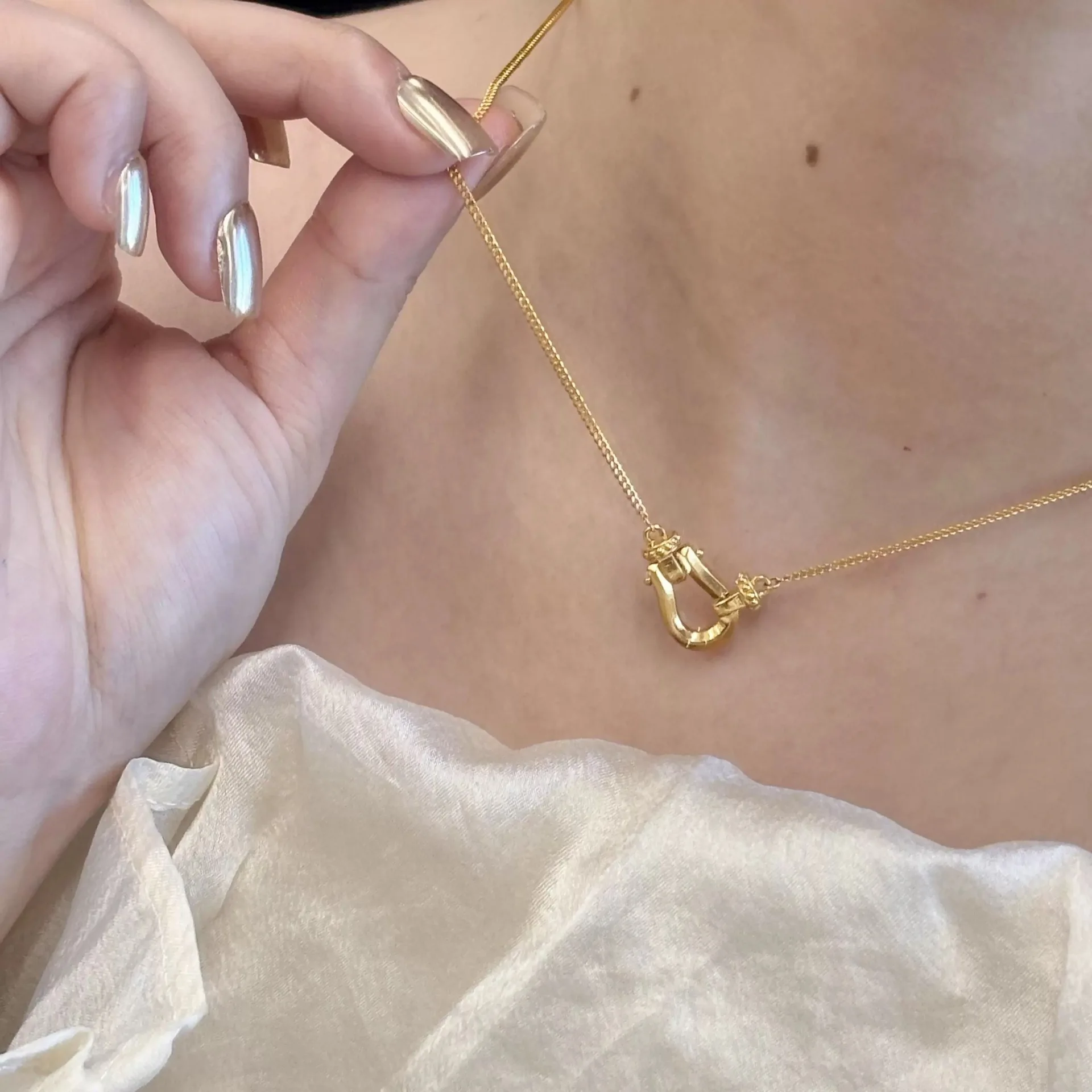 9999 gold horse-shoe clasp necklace - elegant and simple, with a touch of sophistication. A great gift for your girlfriend.