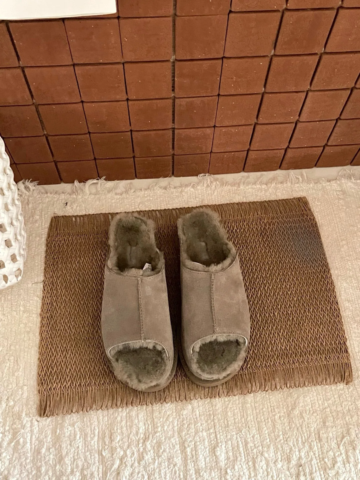 2025 nova moda feminina casual uma palavra boca de peixe arrastar atmosfera minimalista confortável inverno veludo chinelos antiderrapantes