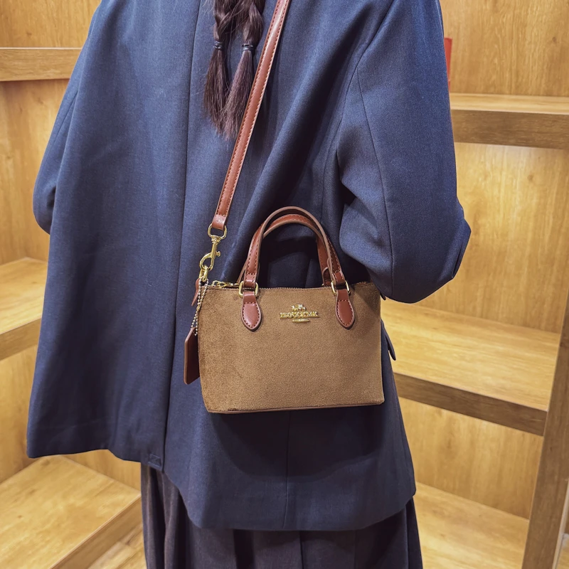 패션을 선도하는 여성용 핸드백, 스톤 마텐 프린트 가죽으로 제작되었으며, 고급스러운 모나코 스타일의 가볍고 부드러운 모던한 디자인을 특징으로 합니다.