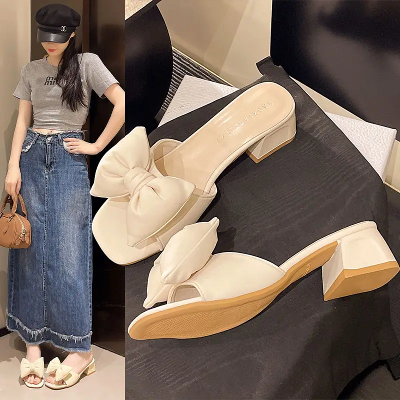 Тапочки на квадратном каблуке. Повседневная обувь. Роскошные мягкие модные туфли на плоской подошве. Женские шлепанцы на плоской подошве. Мода на квадратном каблуке.