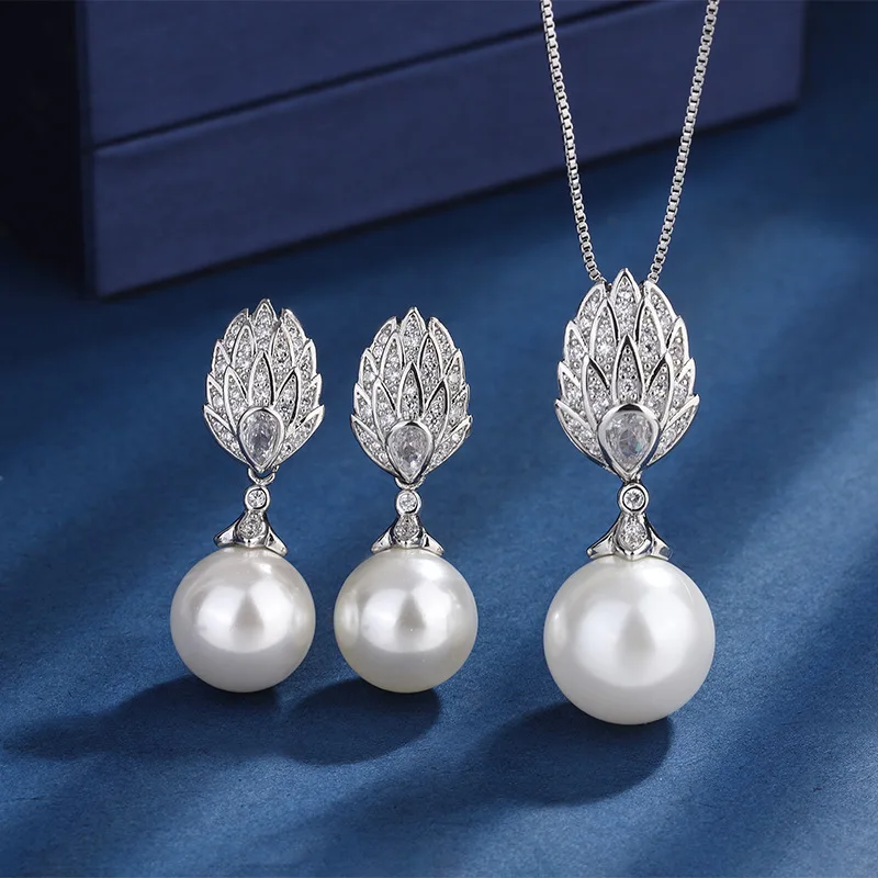 

Korean-style hot-selling jewelry set: white pearl fan-shaped earrings and pendant set, two-piece elegant jewelry